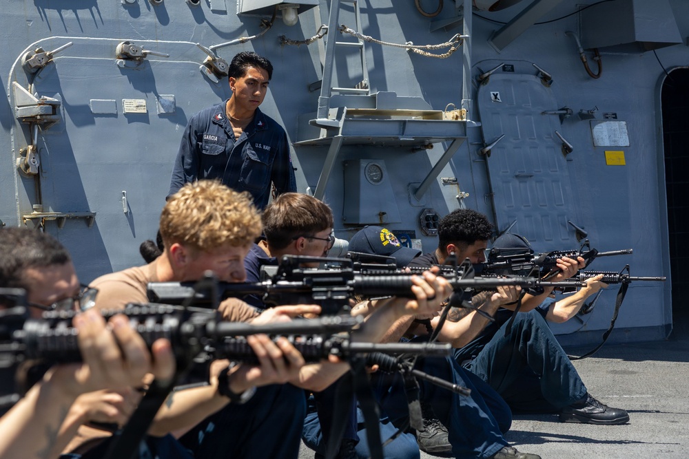 USS Mustin conducts weapons familiarization course