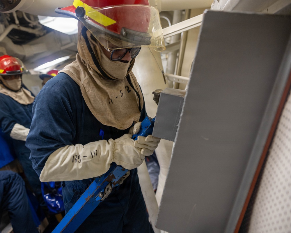 USS Mustin conducts integrated training team drill
