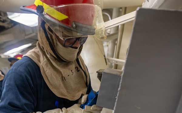 USS Mustin conducts integrated training team drill