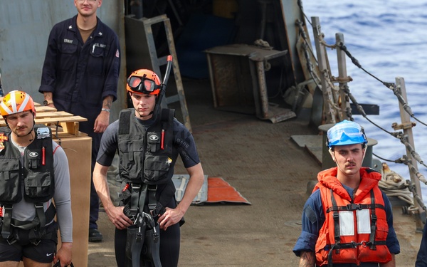 USS Oscar Austin (DDG 79) conducts man overboard drill