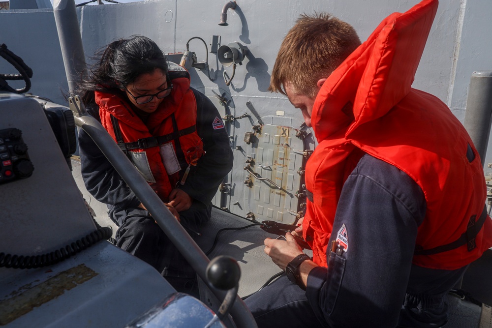 Sailors conduct maintenance aboard USS Oscar Austin (DDG 79)