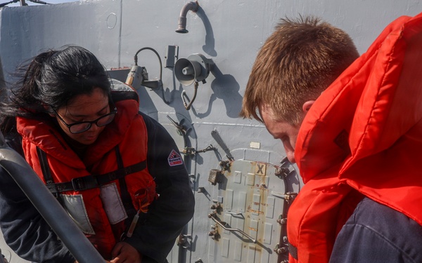 Sailors conduct maintenance aboard USS Oscar Austin (DDG 79)