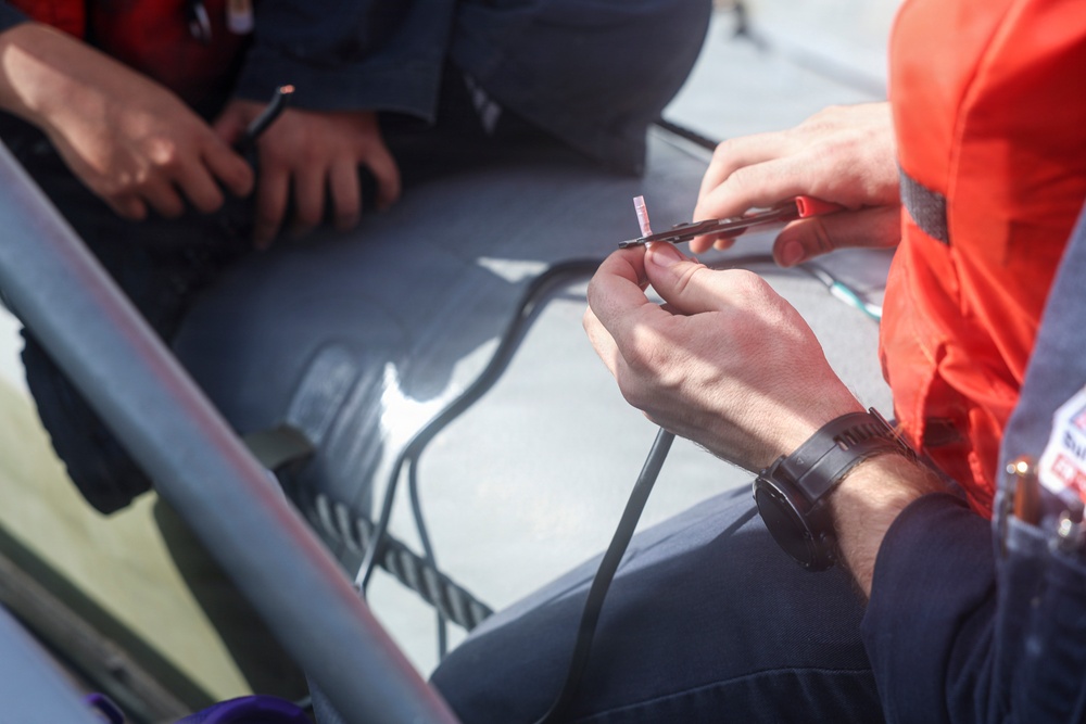Sailors conduct maintenance aboard USS Oscar Austin (DDG 79)