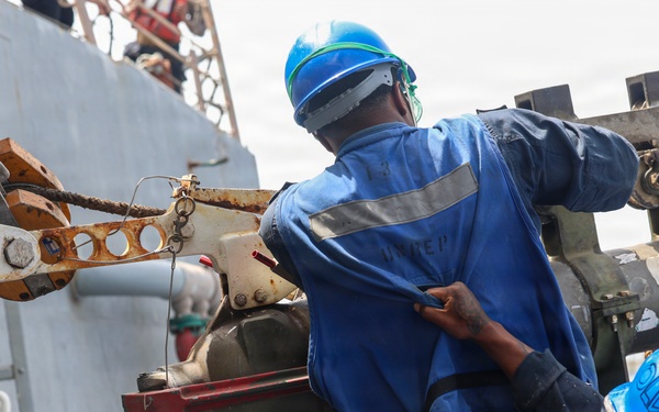 USS Oscar Austin (DDG 79) conducts replenishment-at-sea