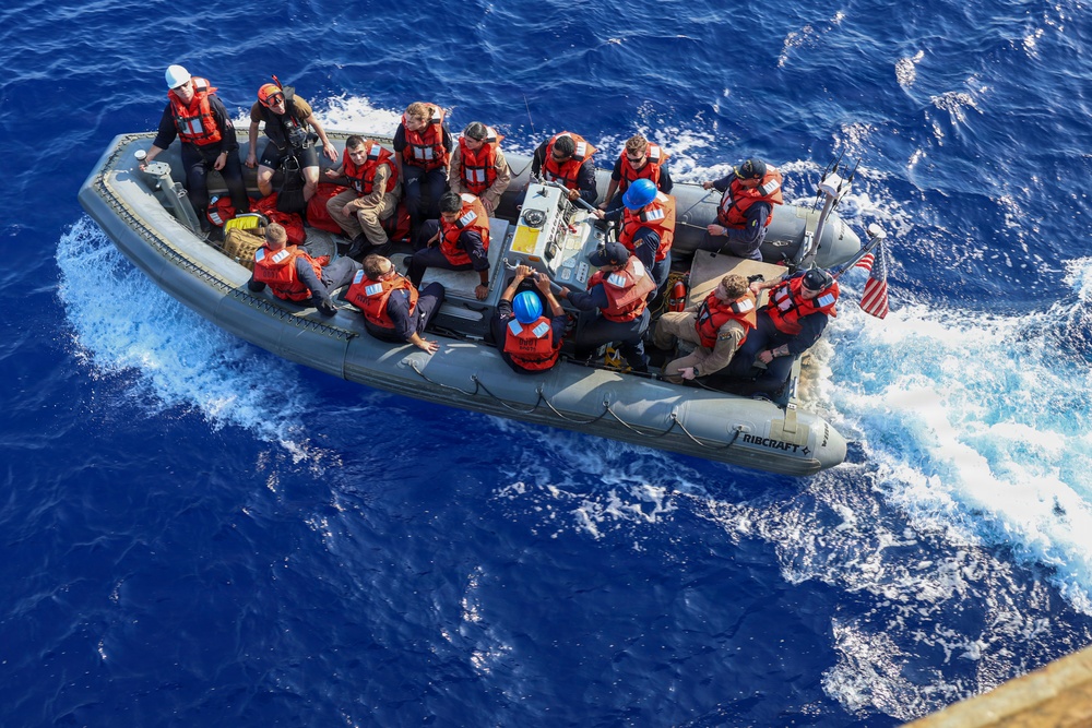 USS Oscar Austin (DDG 79) conducts small boat operations