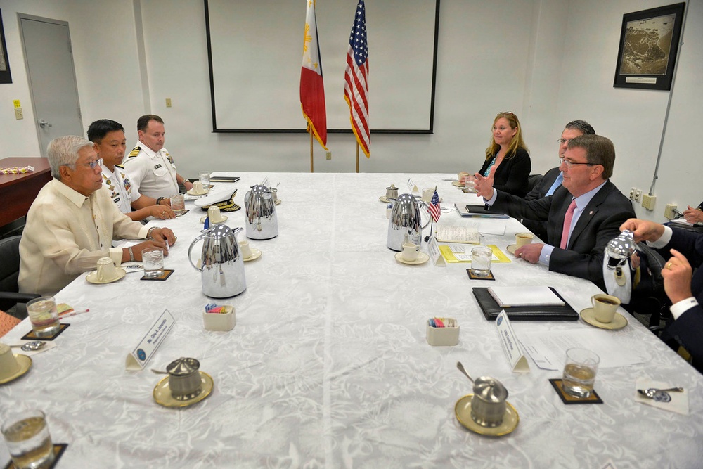 Carter Meets With Philippine Counterpart in Hawaii