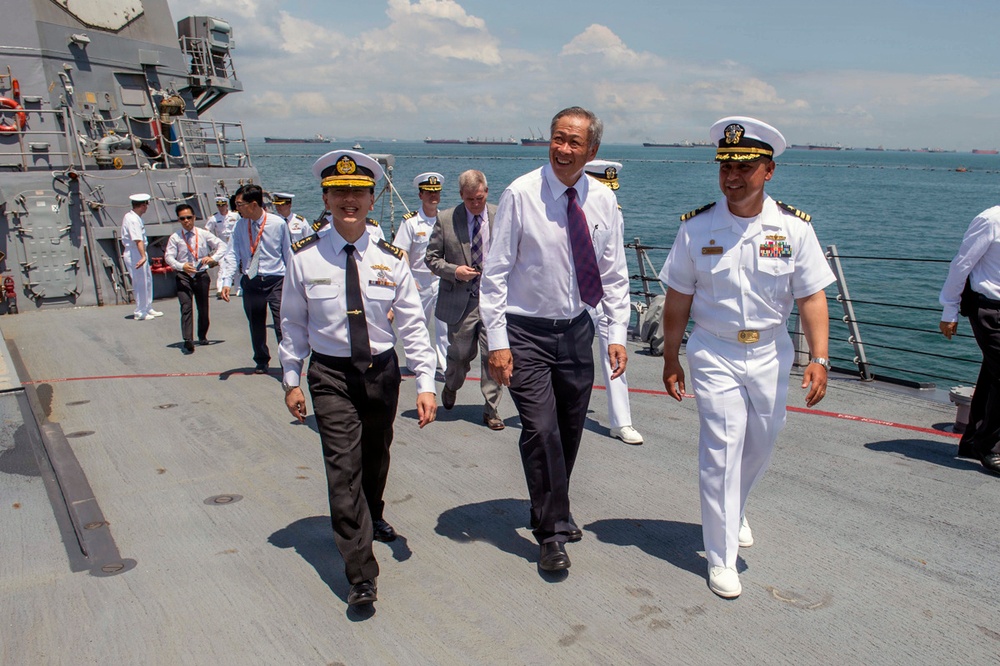 Singapore Minister of Defence visits USS Fort Worth