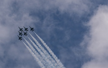 Thunderbirds Delta Formation Thunders Over Grissom Crowd