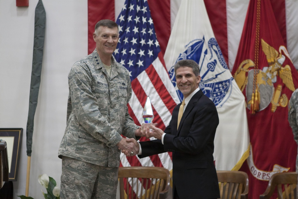 DLA Director presents Defense Distribution Center, Susquehanna with the Commander in Chief’s Annual Award for Installation Excellence