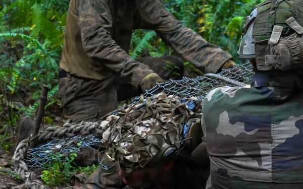 DELAYEN 26: MRF-D Marines, French soldiers participate in squad obstacle course