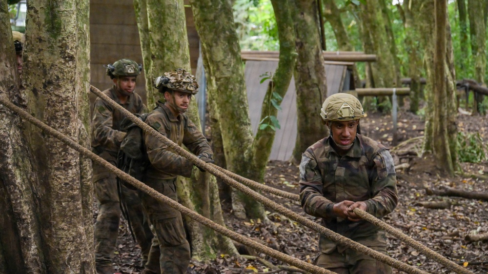 DELAYEN 26: MRF-D Marines, French soldiers participate in squad obstacle course