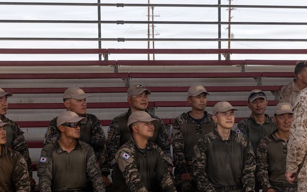 Maj. Gen. Mark Clingan visits ROK marines during SLTE 4-26