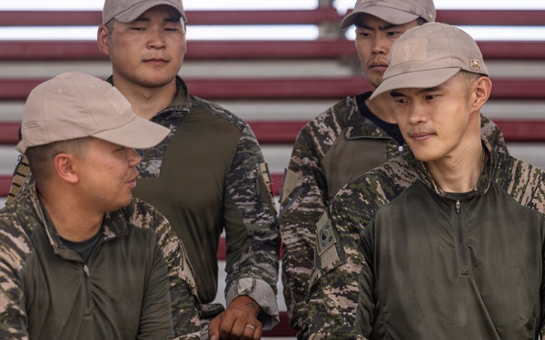 Maj. Gen. Mark Clingan visits ROK marines during SLTE 4-26