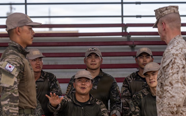 Maj. Gen. Mark Clingan visits ROK marines during SLTE 4-26