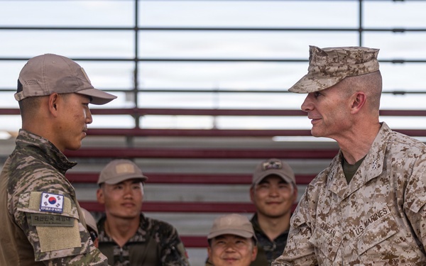 Maj. Gen. Mark Clingan visits ROK marines during SLTE 4-26