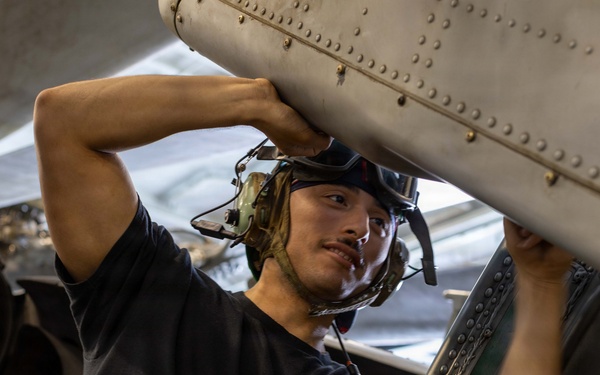 Abraham Lincoln Conducts Aircraft Maintenance
