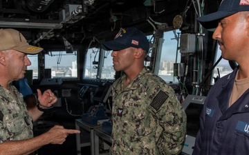 VCNO Visits USS Ashland