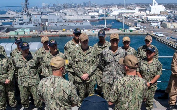 VCNO Visits USS Ashland