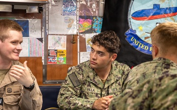 U.S. Naval Academy Midshipmen Visit USS Springfield (SSN 761)