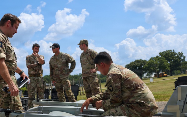 UK soldiers visit Fort Campbell