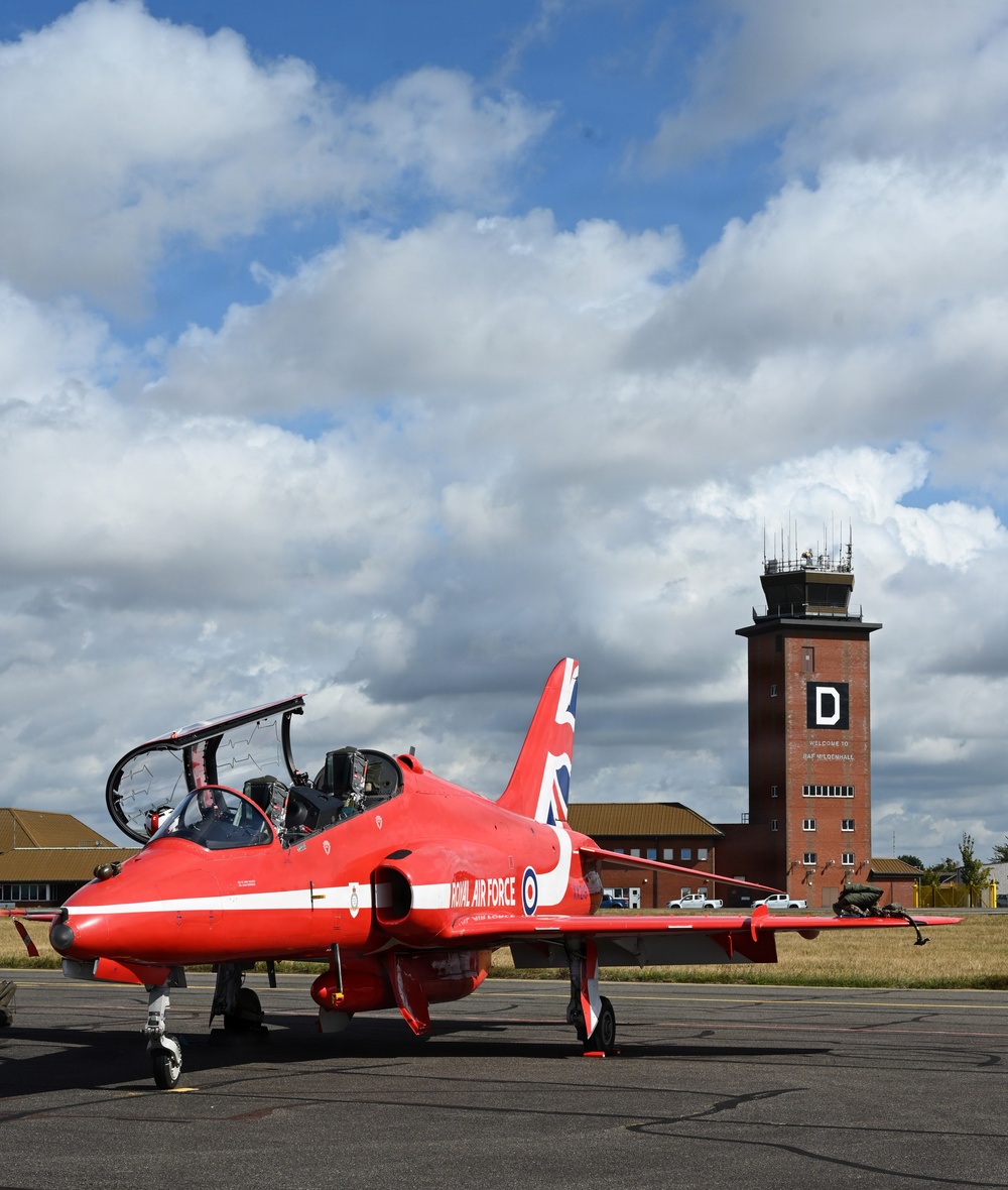 Red Arrows swoop in to RAF Mildenhall