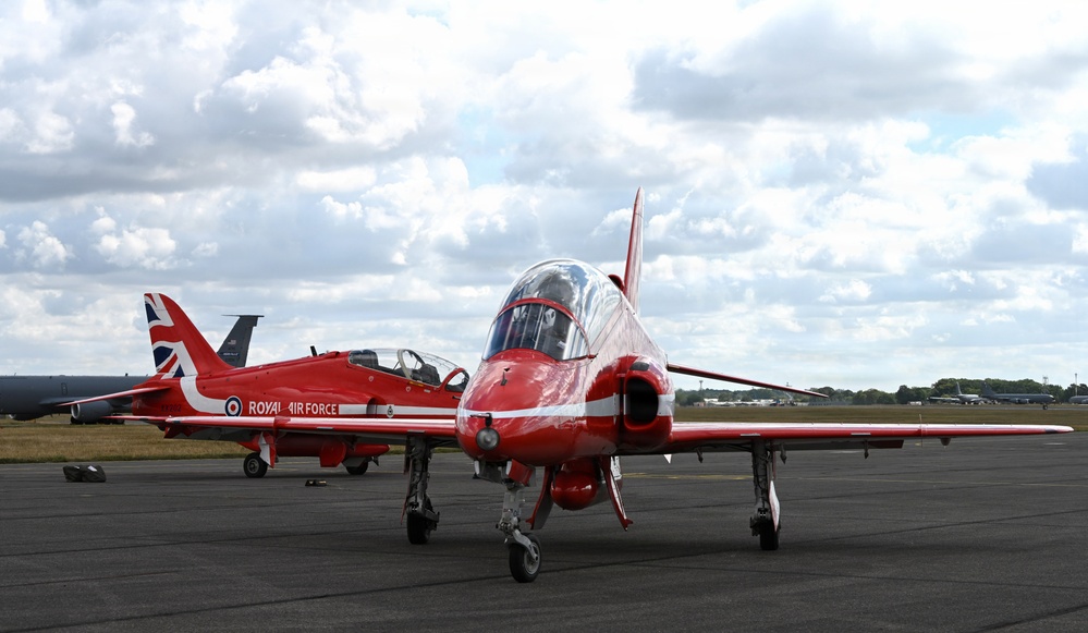 Red Arrows swoop in to RAF Mildenhall