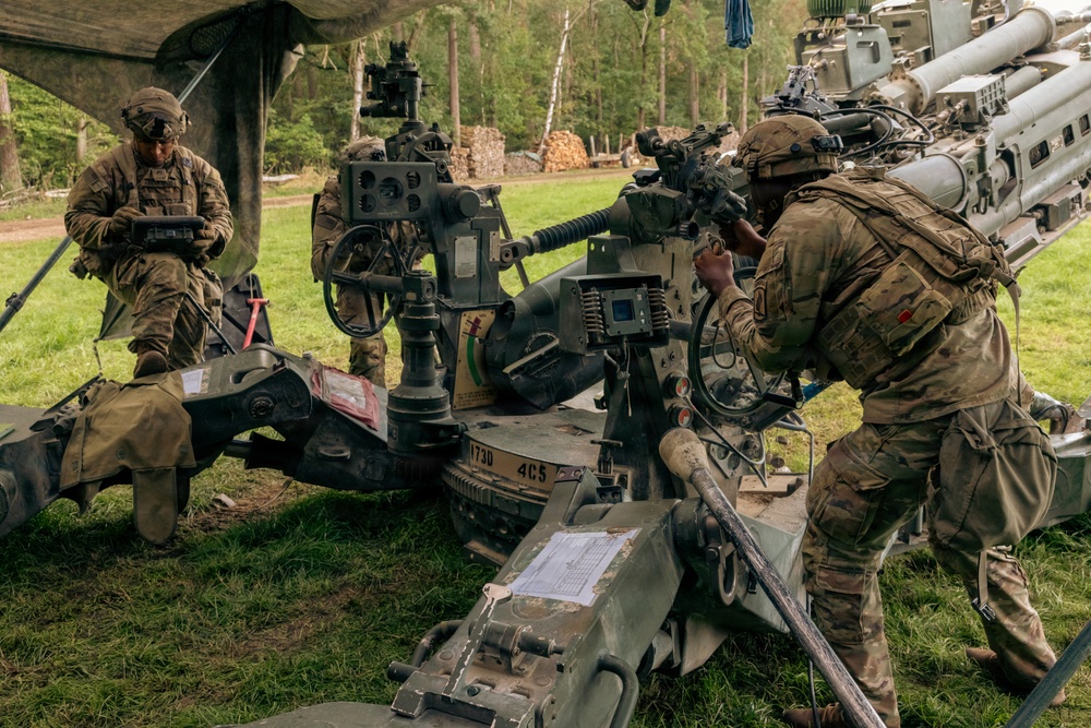 Saber Junction 26: U.S. Soldiers Manning a Howitzer