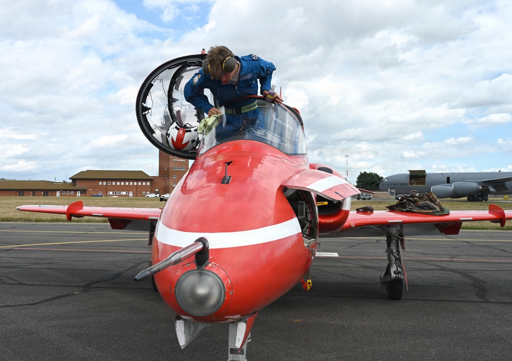 Red Arrows Swoop in to RAF Mildenhall