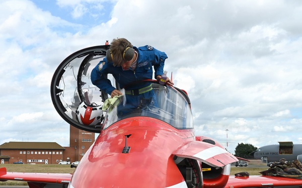Red Arrows Swoop in to RAF Mildenhall