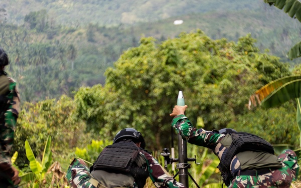 Super Garuda Shield: MRF-D Marines observe Japanese soldiers, Indonesian marines perform mortar live-fire range