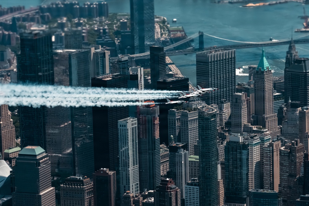 Thunderbirds fly over Statue of Liberty