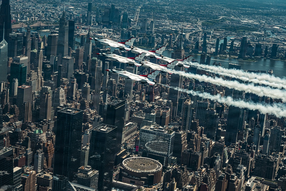 Thunderbirds fly over Statue of Liberty
