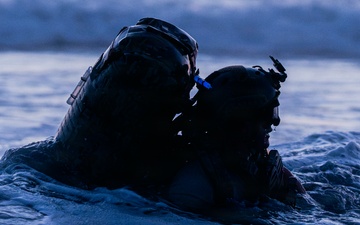 EOD Technicians Conduct Nighttime Over-the-Beach Clearance