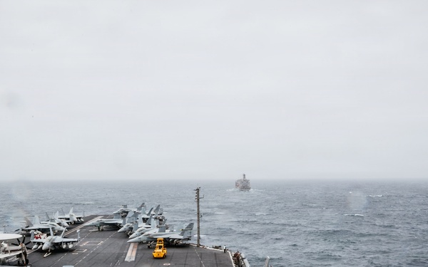 George Washington conducts a Fueling-at-Sea Evolution