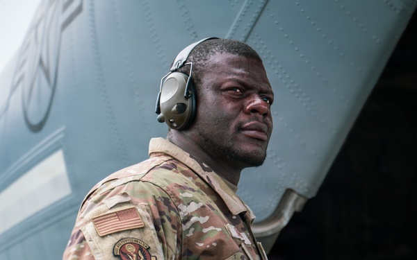 Joint service members load cargo for Nepal lifesaving operations