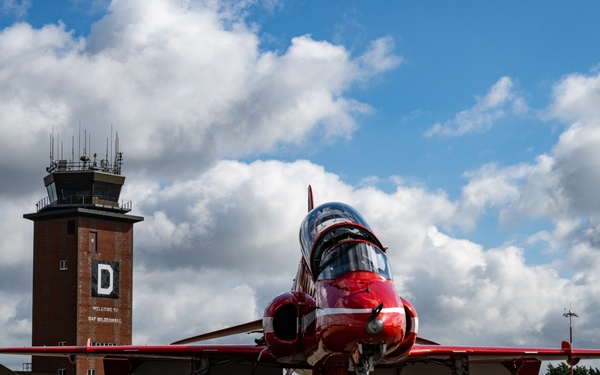 Red Arrows swoop into RAF Mildenhall