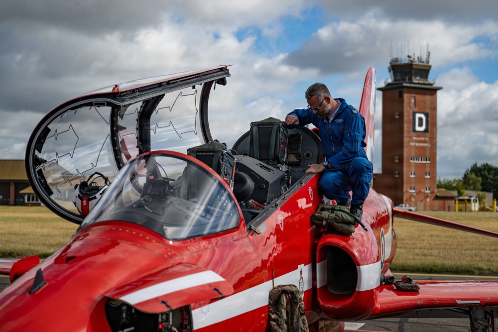 Red Arrows swoop into RAF Mildenhall
