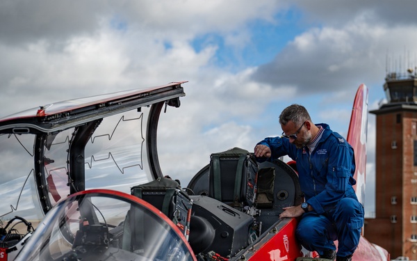 Red Arrows swoop into RAF Mildenhall
