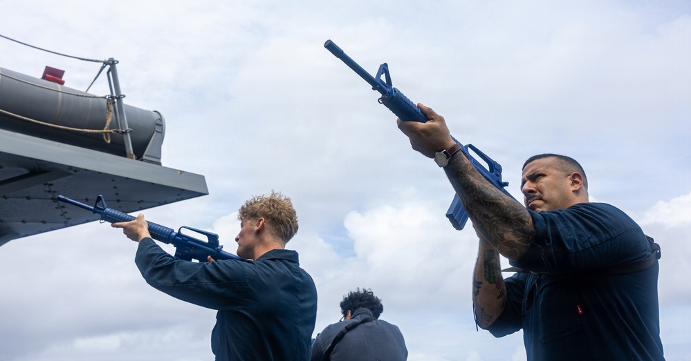 USS Mustin conducts VBSS training