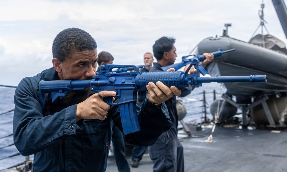 USS Mustin conducts VBSS training