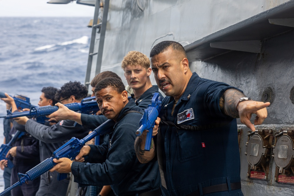 USS Mustin conducts VBSS training