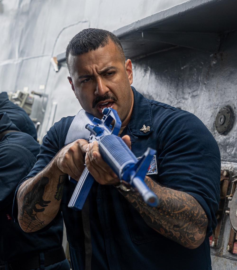 USS Mustin conducts VBSS training
