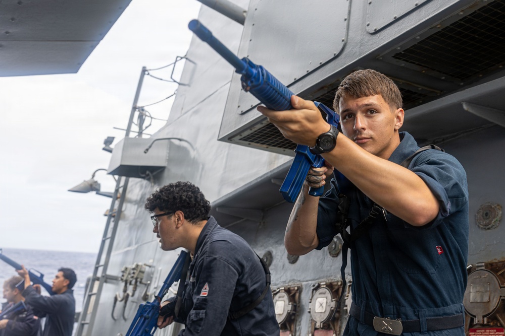 USS Mustin conducts VBSS training