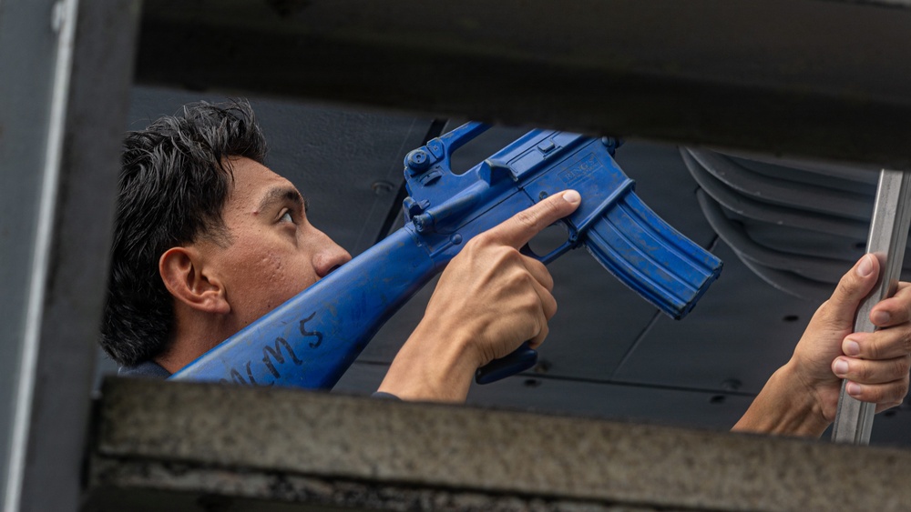 USS Mustin conducts VBSS training