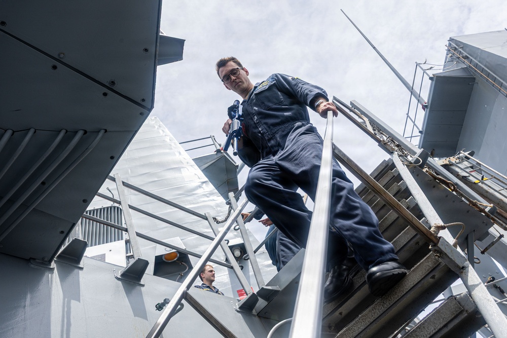 USS Mustin conducts VBSS training