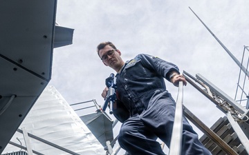 USS Mustin conducts VBSS training