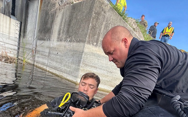 74th Army Dive Detachment team inspects USACE Everglades’ infrastructure