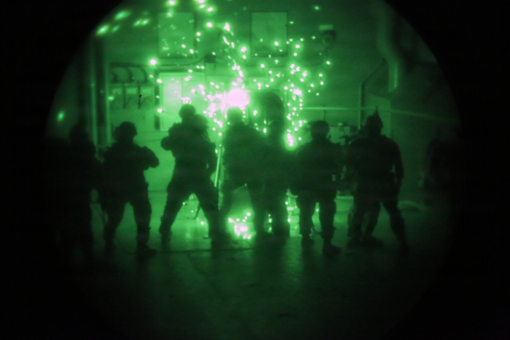 24th MEU's Maritime Raid Force conducts nighttime VBSS exercise