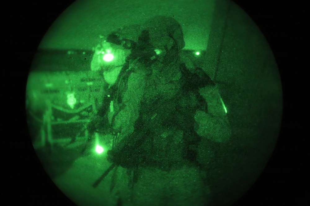 24th MEU's Maritime Raid Force conducts nighttime VBSS exercise
