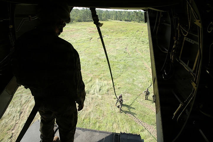 24th MEU fast-ropes toward deployment